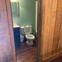 Lakeview Lodge bathroom